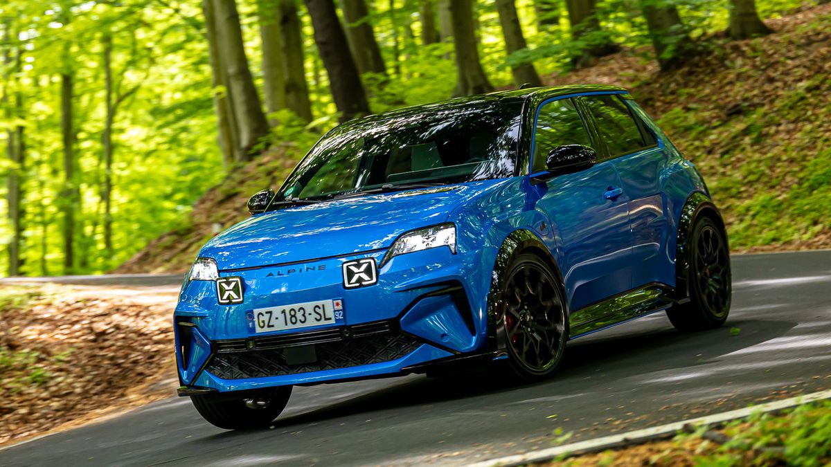 Francouzský rychlík Alpine A290 rozdává radost na všechny strany. A ani nevadí, že u toho nevrčí