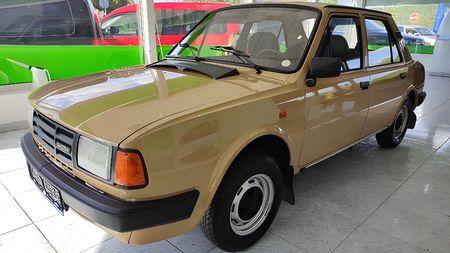 Na prodej je extrémně zachovalá Škoda 125 s nízkým nájezdem. Ale za cenu, kterou snad nikdo nemůže myslet vážně