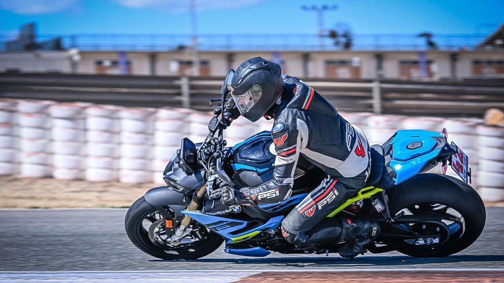 Nejnovější čtyřválce od BMW ukazují, kam až se posunula motocyklová technika. Jezdce už (skoro) nepotřebují