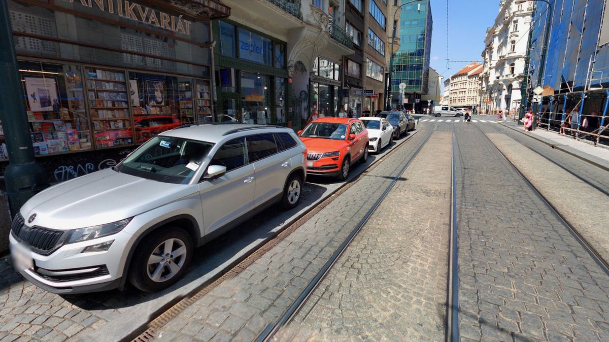 Praha chtěla vyřešit problém s parkujícími dodávkami na chodnících digitálními hodinami. Dopadlo to jako vždycky