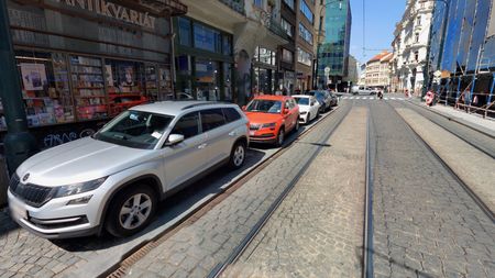 Praha chtěla vyřešit problém s parkujícími dodávkami na chodnících digitálními hodinami. Dopadlo to jako vždycky