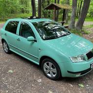 Pistáciová Škoda Fabia.