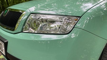 Na prodej je Škoda Fabia první generace ve stavu nového auta. Levná není, ale zase je v kultovní barvě, která má facebookovou skupinu