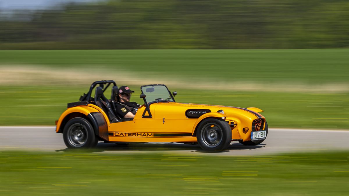 Definice splašených trubek: Divoce oranžový caterham je brutálně puristická šílenost, kde zažijete opravdové spojení se strojem