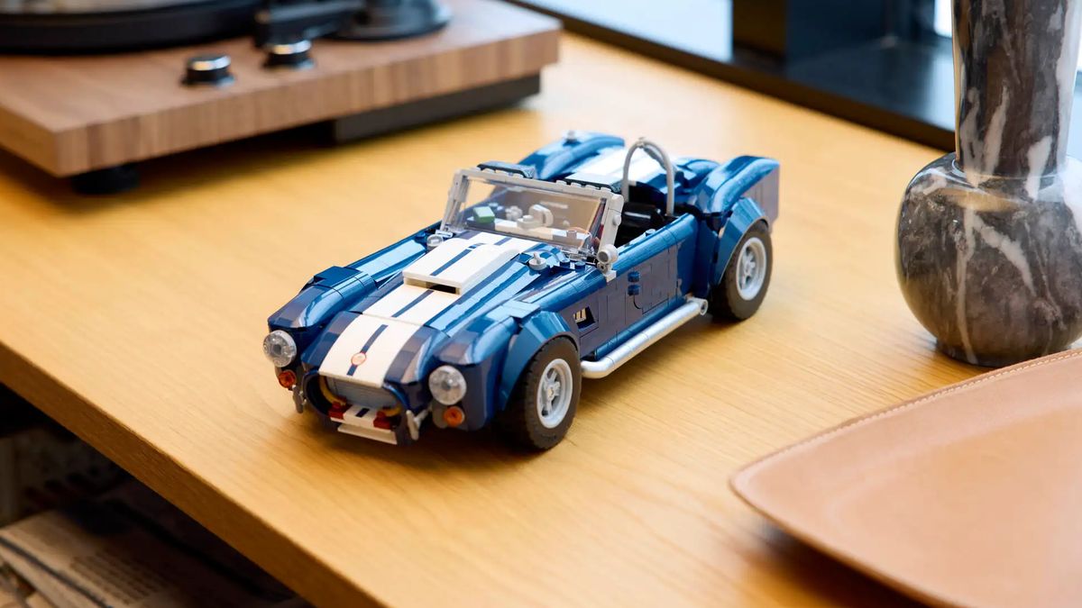Ikonický sporťák od geniálního konstruktéra je teď dostupný pro všechny. LEGO Cobra má navíc sadu nářadí i podpis mistra