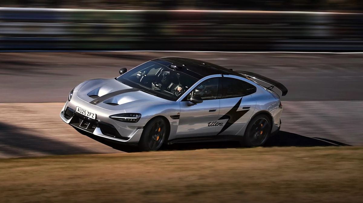 Už i Nürburgring patří Číňanům. Původně výrobce mobilů porazil se svým sedanem hypersporty za miliony, přitom jej prodává za pakatel