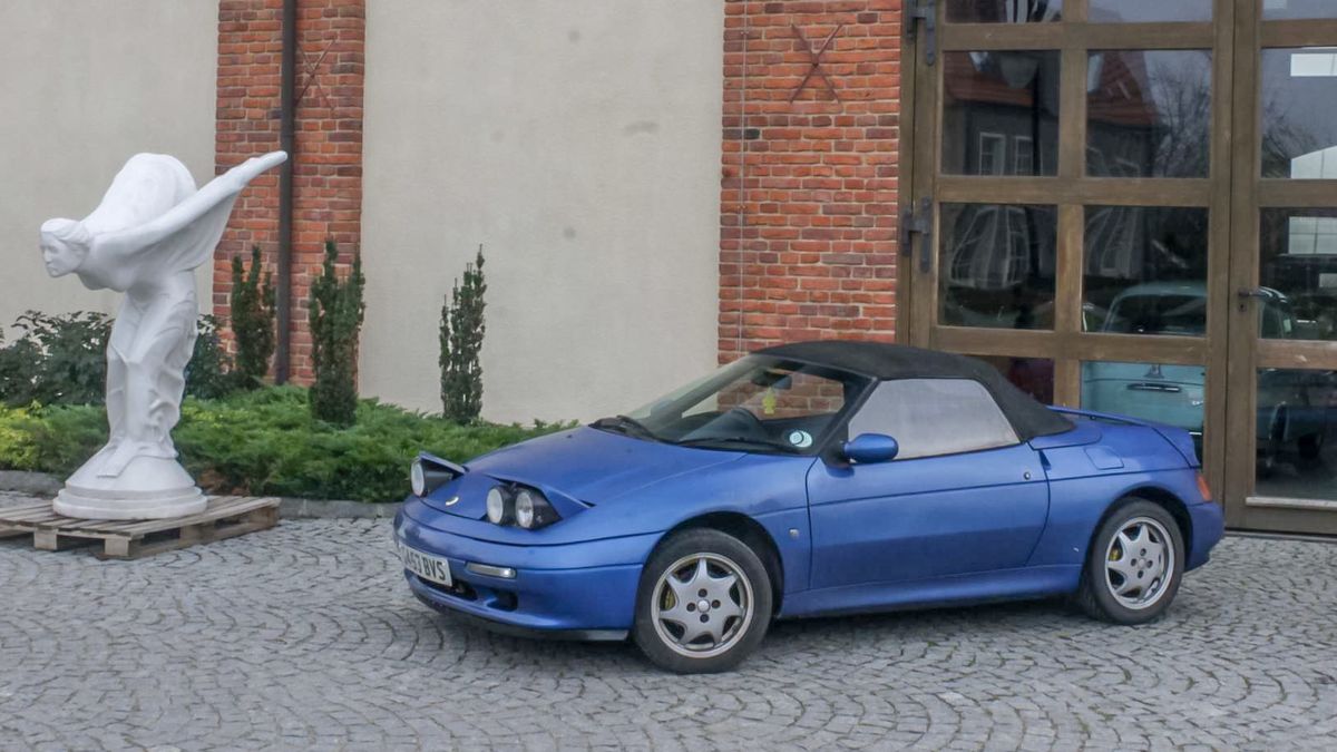 Lotus Elan má špatnou koncepci, nejspíš hlavně kvůli tomu neuspěl. Jezdí ale skvěle!