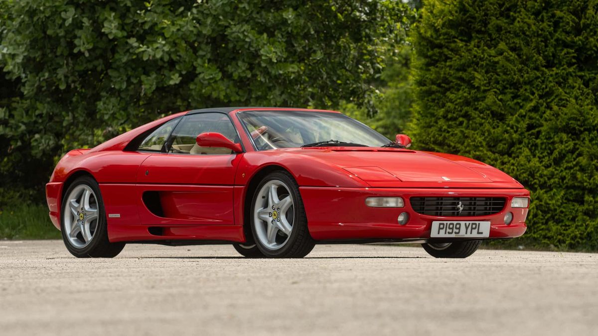 Chcete auto po Jeremym Clarksonovi? Slavné Ferrari F355 GTS nebude levné, ale má to své důvody