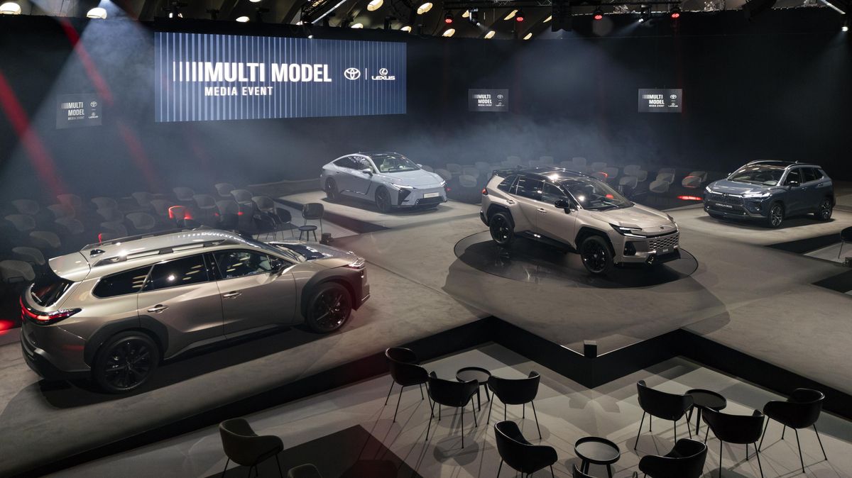 Pět automobilových premiér najednou! Toyota si uspořádala vlastní autosalon, ukázala lidovky i luxusní kousek