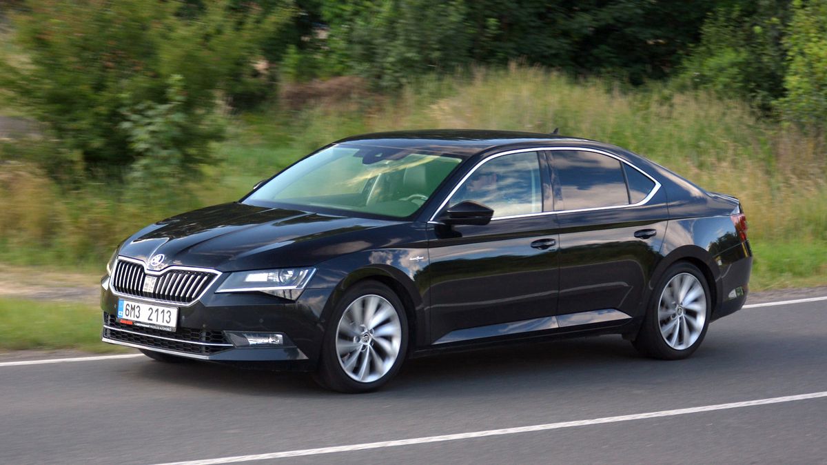 Test nejrychlejší ojeté škodovky: Superb III 2.0 TSI by vás měl zajímat víc než diesel. A dá se koupit za zlomek původní ceny