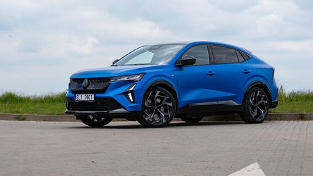Pozor, neplést s BMW! Vlajkový Renault Rafale vypadá úžasně, navíc zlevnil o 130 tisíc. Stačí překousnout jediný kompromis