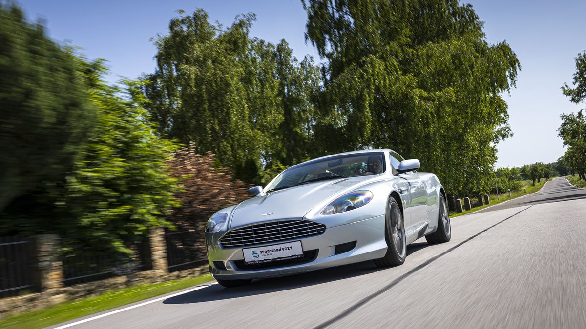 Dvacet let starý aston martin má velké srdce a styl, který se neokouká. A dá se pořídit za milion. Tak kde je háček?