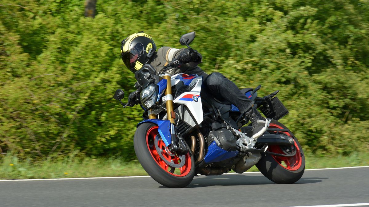Raketa, která nestojí raketu: BMW F 900 R je zábavná motorka přístupná všem, jež dokazuje, že BMW nemusí být drahé