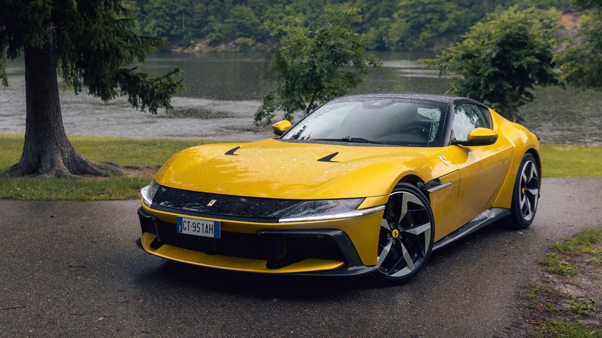 Ten nejvzácnější jednorožec: Dvanáctiválcové ferrari bez turba, hybridu… Úchvatný stroj jsme řídili v příšerných podmínkách