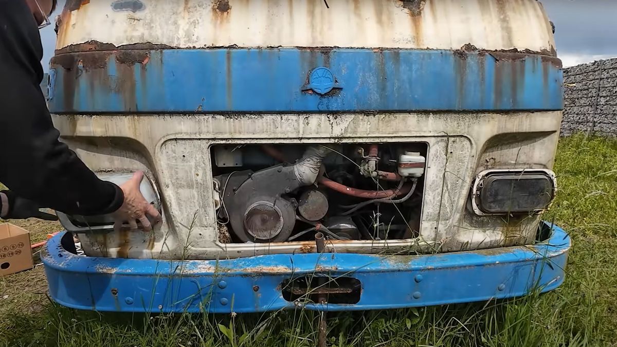 Nadšenec zachraňuje zbědovanou obytnou Avii. Z vraku už udělal pojízdné auto