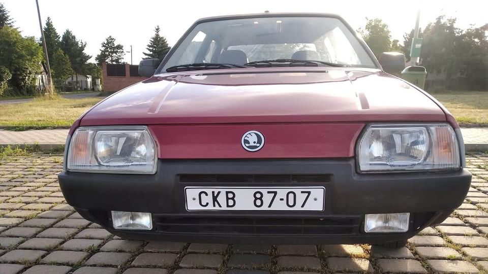 Na prodej je zachovalá Škoda Favorit po první majitelce za 100 000 Kč. Je to moc? Najdou se ještě daleko dražší kousky