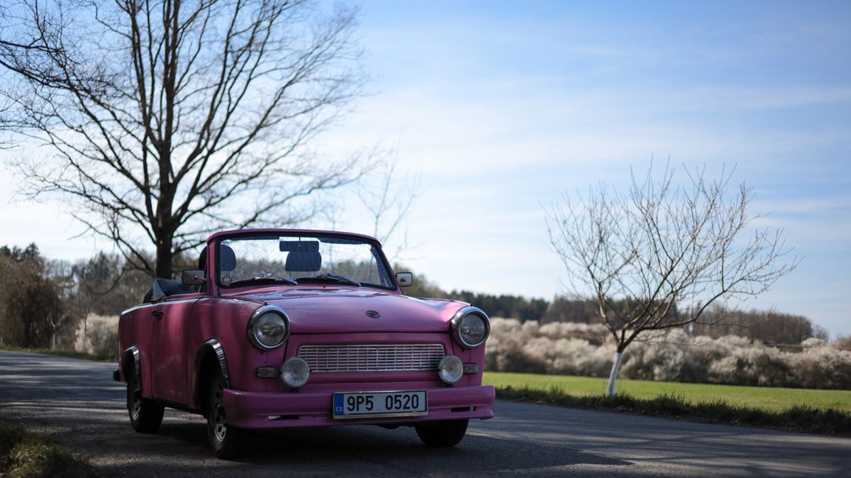 Růžový trabant kabriolet? Na svědomí ho má německý úpravce. Je to takový zmenšený cadillac, stojí vlastně podobně