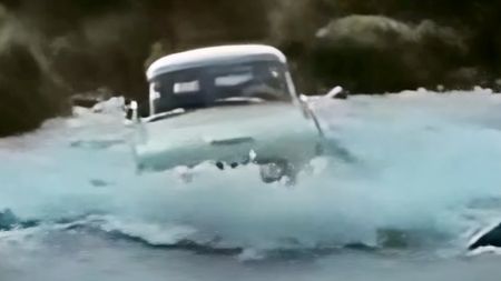 Tatra 603 má snad nejlepší reklamu všech dob. V akčním snímku driftuje, jezdí v drsném terénu a brodí se řekou
