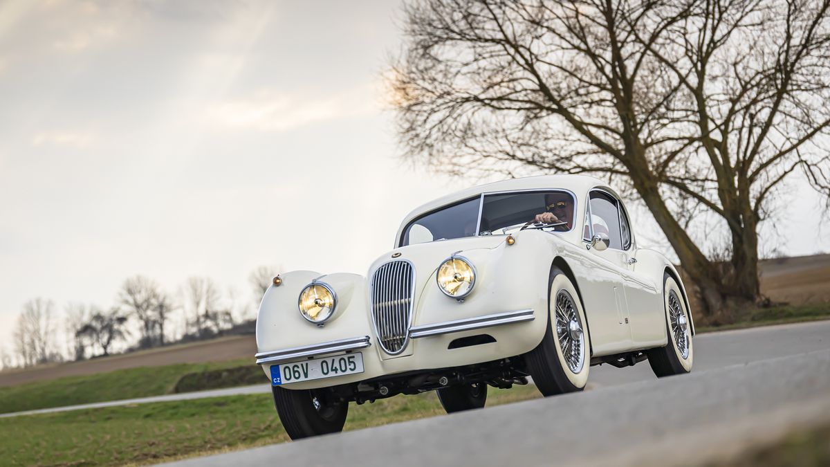 Jaguar XK je starší a určitě stylovější alternativa ke slavnému E-Typu. Jízdu v něm si ale musíte zasloužit