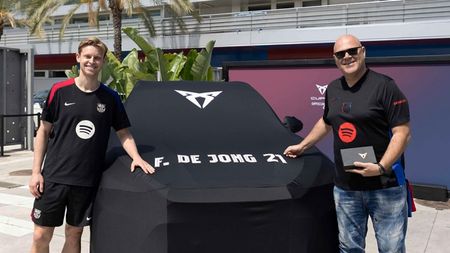 Fotbalisté Barcelony fasovali nová auta. Všechna jsou jedné značky, přesto výběr modelů zaujme