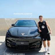 Fotbalisté FC Barcelona převzali nové vozy značky Cupra