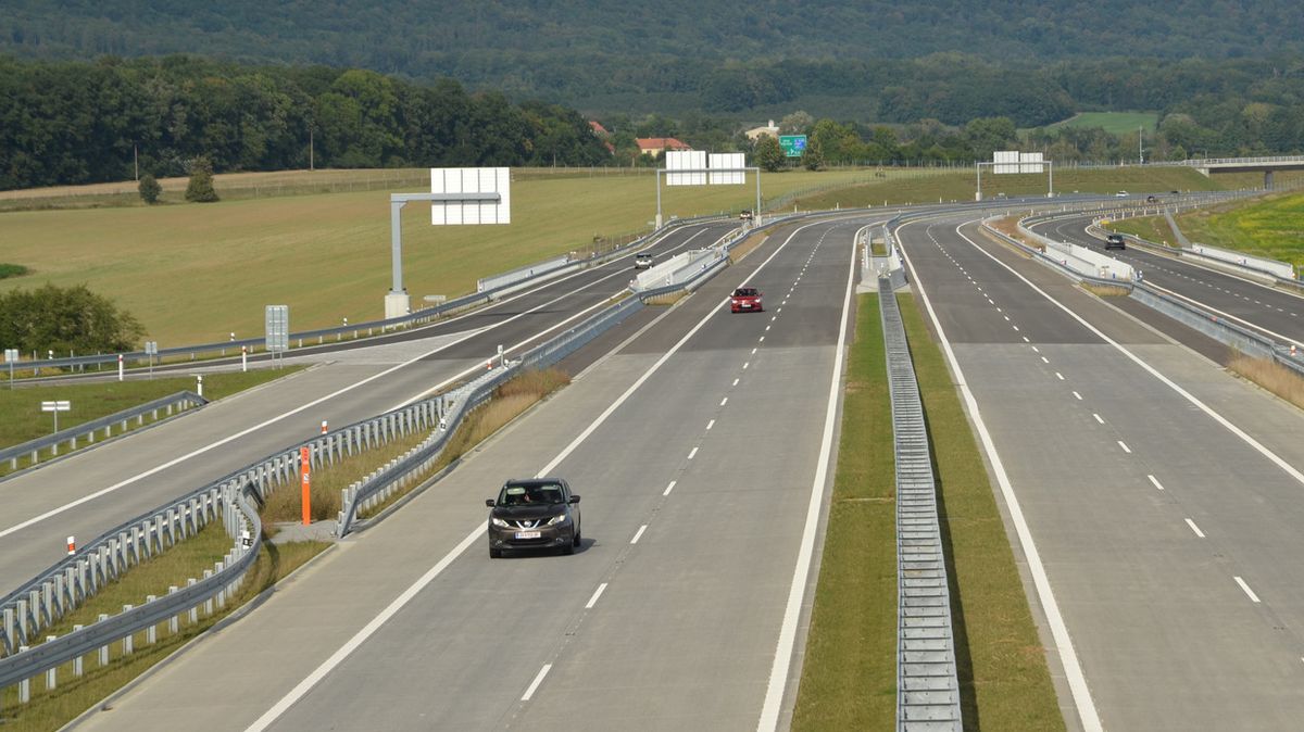 Oranžové budky českých dálnic: SOS hlásky nejsou přežitek ani v době mobilů. U nehody pomůžou víc, než byste řekli