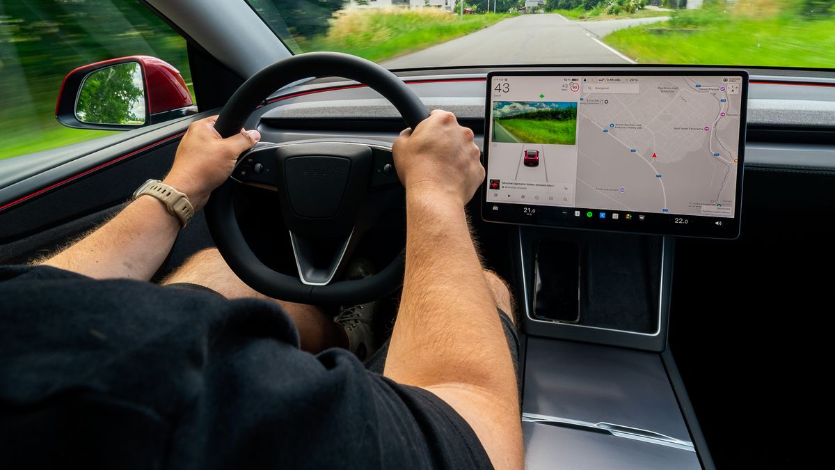 Tesla do aut nasazuje umělou inteligenci, která před pár dny velebila Hitlera