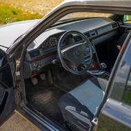 Mercedes-Benz 220E W124.