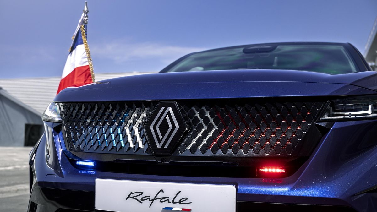 Francouzský prezident dostal nové auto. Je opancéřované, uvnitř má mramor a pod kapotou tříválec…