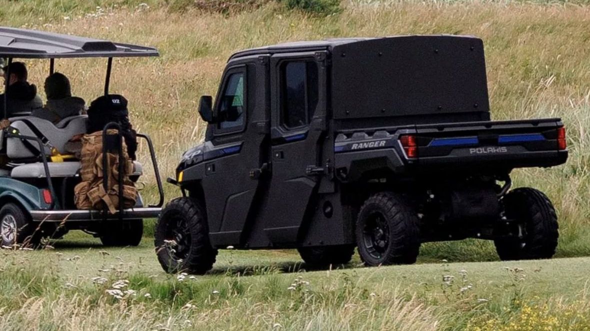 Bezpečnost především! Donald Trump má obrněný i golfový vozík, dostal vtipné jméno a stojí majlant