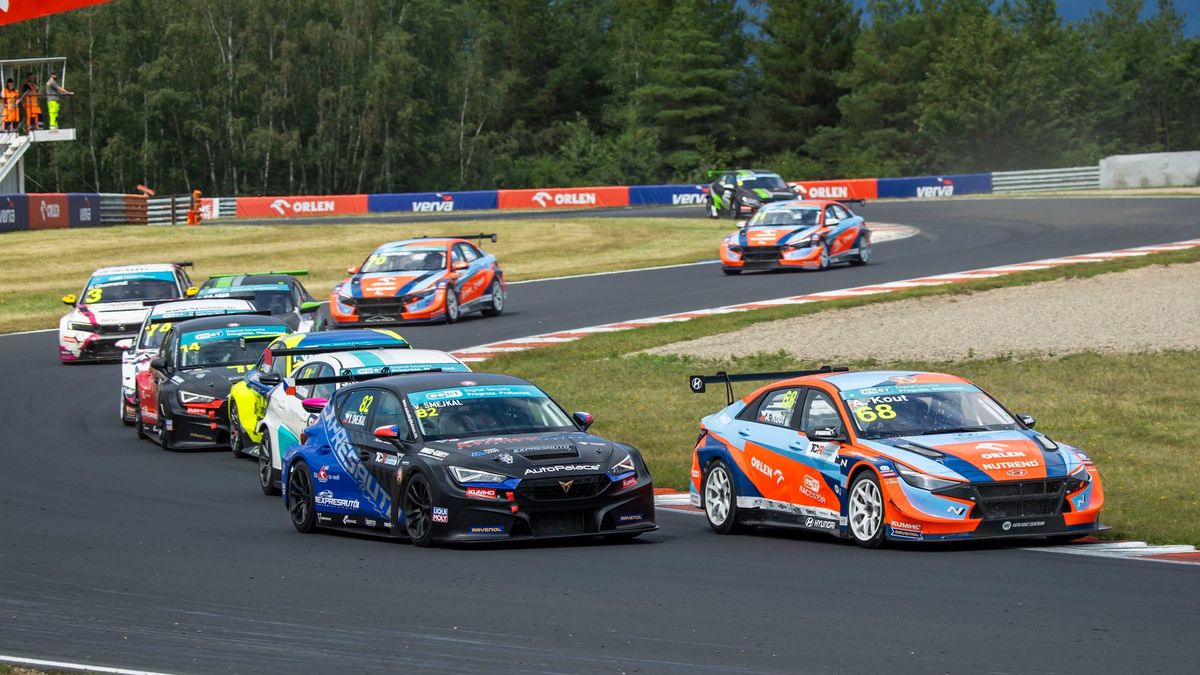 Nemáte plány na víkend? Do Mostu míří cestovní vozy, formule i GT. Se vstupenkou za pár korun můžete i na pitlane