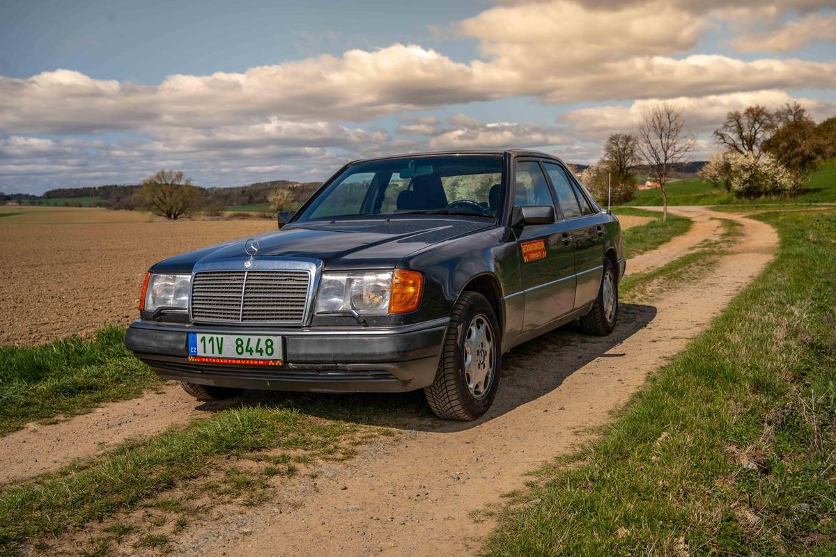 Mercedes-Benz 220E W124.