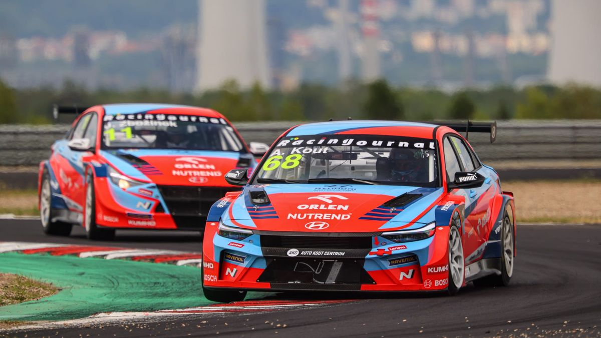 Rekordní a intenzivní víkend: Český tým Janík Motorsport veze z Mostu vítězství, Adam Kout je lídrem šampionátu