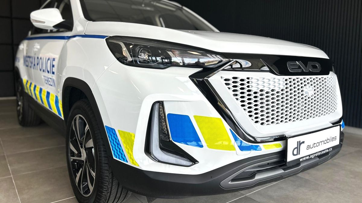 Prakticky neznámá čínská značka už slouží i u české policie. Hodně netradiční auto se objevilo v Terezíně