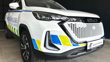 Prakticky neznámá čínská značka už slouží i u české policie. Hodně netradiční auto se objevilo v Terezíně