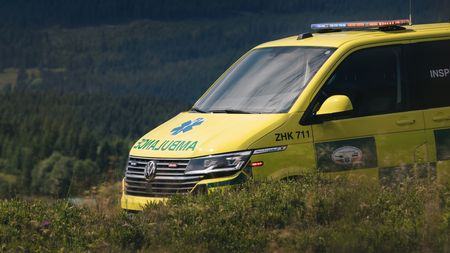 Na českých silnicích se nově objevují auta se zelenými majáky. Mají speciální funkci