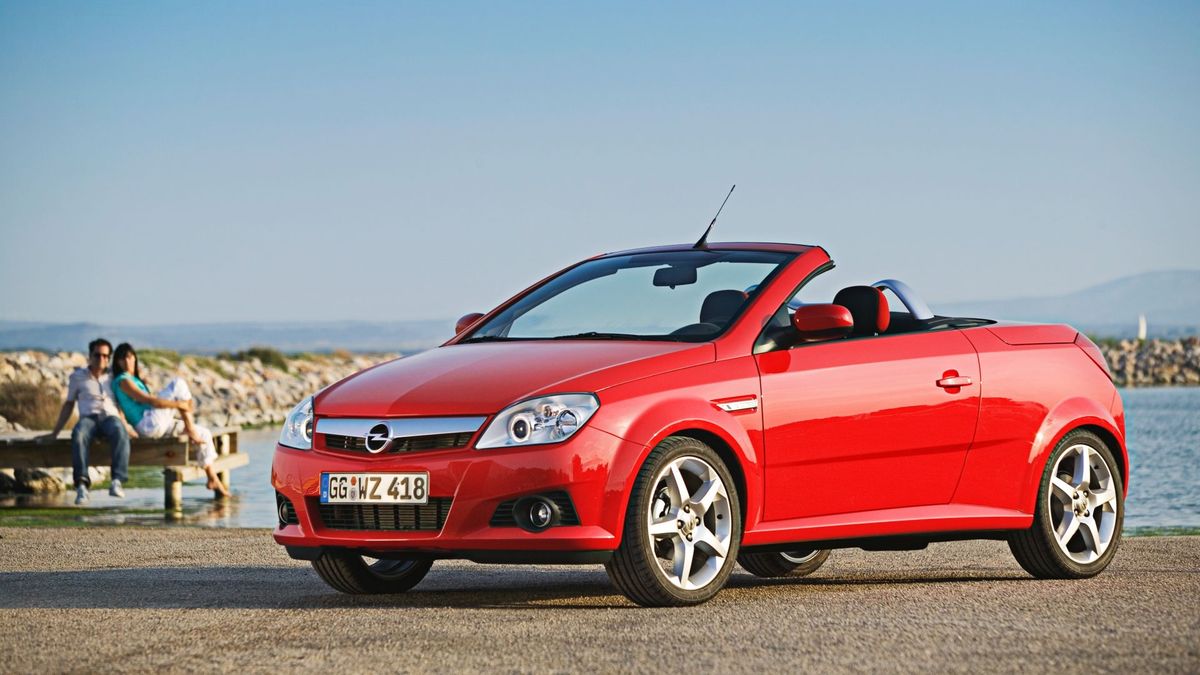 Tohle byla hodně zvláštní automobilová móda na začátku nového tisíciletí. Malá kupé-kabria zářila jen chvíli