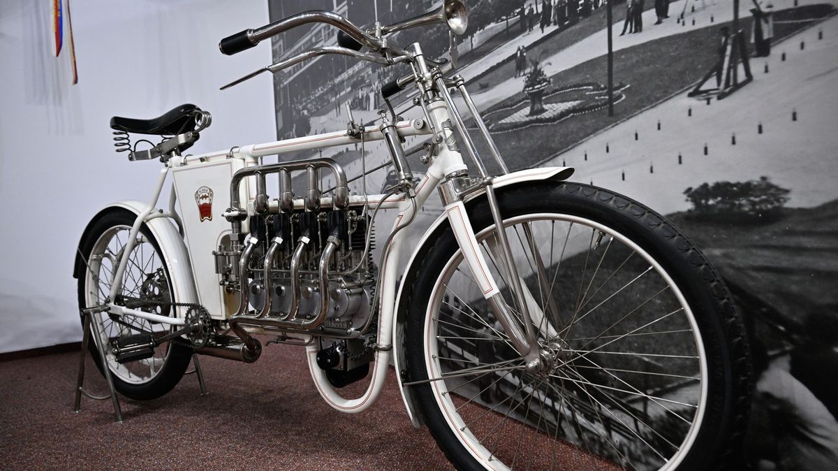 Prezident Pavel v Římě zařizuje renovaci jednoho z nejvzácnějších českých motocyklů. Má být jediný svého druhu