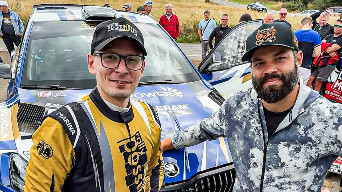 Hokejový tvrďák Radko Gudas si vyzkoušel sedačku spolujezdce v rallyovém speciálu. Prý se docela zapotil