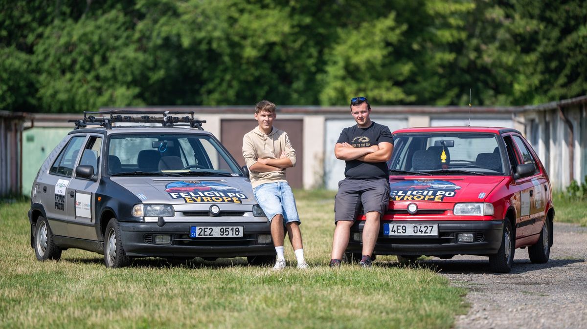 Mladíci z Pardubic dojeli na západ Francie ve starých feliciích. Prý bez problémů. Skoro