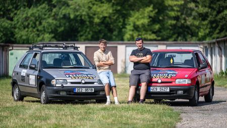 Mladíci z Pardubic dojeli na západ Francie ve starých feliciích. Prý bez problémů. Skoro