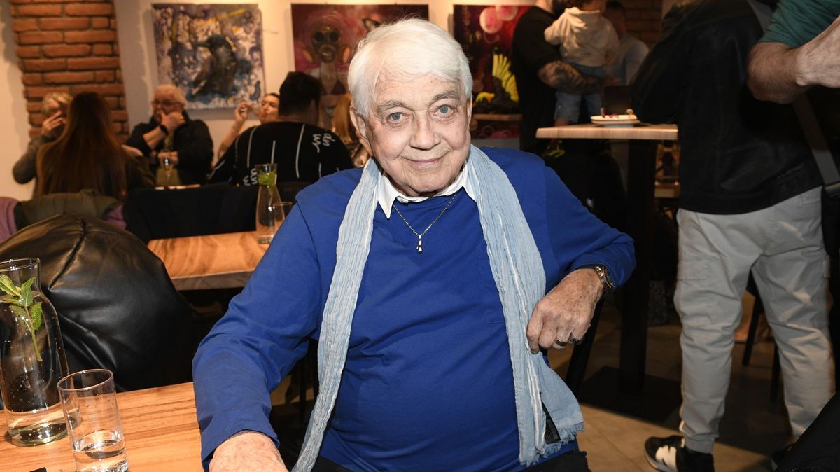 Zemřel herec Jiří Krampol. Naboural ferrari za 7,5 milionu, vozil se i maličkými auty a po Praze chodil pěšky