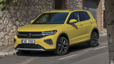 Volkswagen prodlužuje slevovou akci na oblíbené modely. Slušně vybavené auto koupíte už za 350 000 Kč