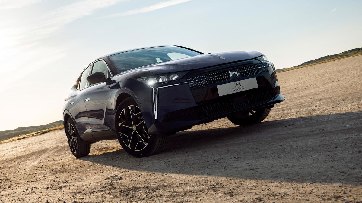 Avantgardní hatchback DS N°4 má české ceny. Startuje s odkazem na Julese Verna, diesel koupíte v doprodeji