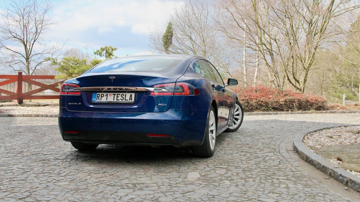 Elektromobily nejsou bezúdržbové. Zvlášť u těch luxusních hrozí drahé opravy, varuje automobilové sdružení