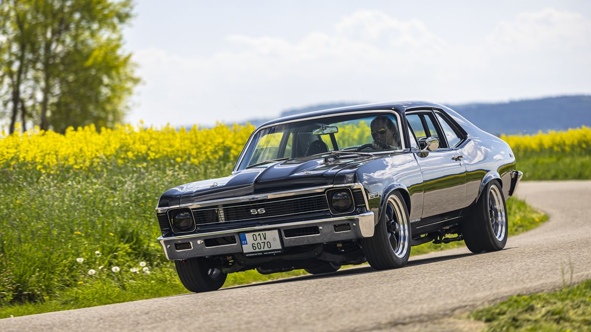 Rock'n'roll přímo v srdci: Brutální Chevrolet Nova s dragsterovým motorem bude nově zlobit na českých silnicích!