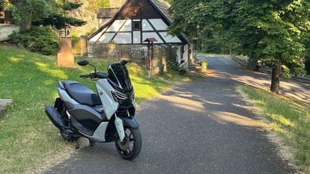 Vyrazili jsme se skútrem Yamaha NMax 125 na výlet: Kolik se dá na stroji, na který stačí skupina B, ujet za jediný den?