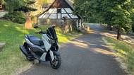Vyrazili jsme se skútrem Yamaha NMax 125 na výlet: Kolik se dá na stroji, na který stačí skupina B, ujet za jediný den?