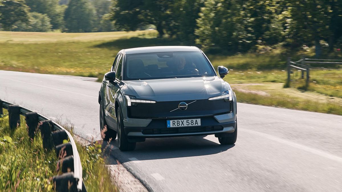 Malý švédský dobrodruh potěší i Čechy: Volvo EX30 ve verzi Cross Country zvládá české tankodromy