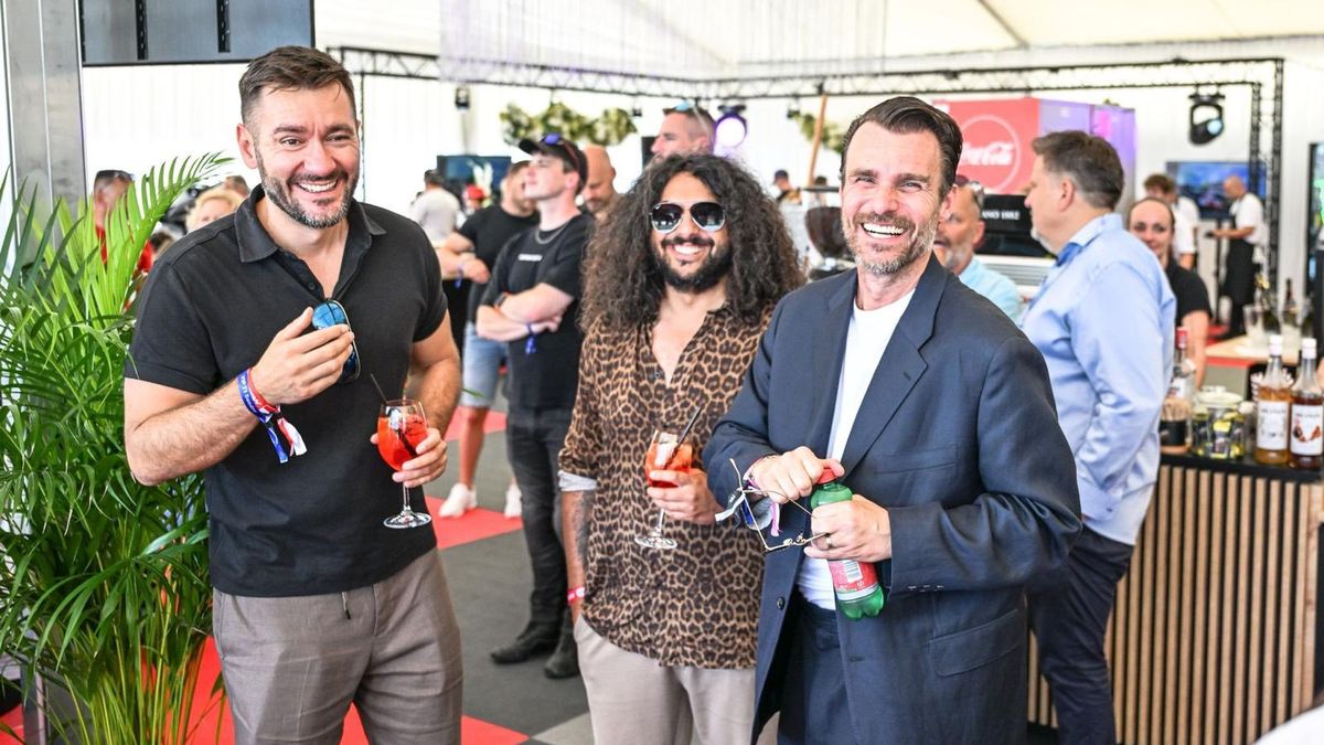 Celebrity a osobnosti na MotoGP v Brně: Nechyběl Leoš Mareš nebo Zdeněk Pohlreich, plusové body sbírali i politici